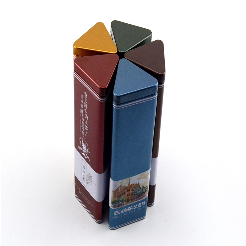 Caixa de lata em forma de triângulo com tampa de ficha