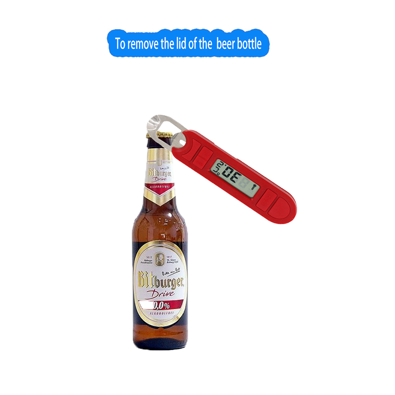 Tela pequena larga do uso que mostra o termômetro digital do alimento com o abridor de garrafa da cerveja