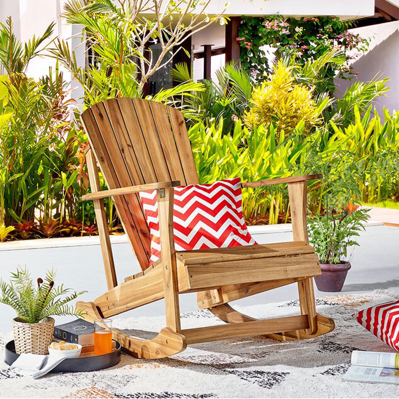 O estilo de balanço Adirondack torna a cadeira elegante e confortável
