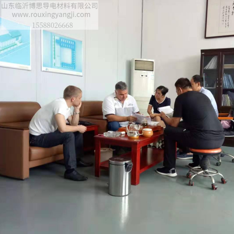 Clientes russos visitaram nossa empresa para negócios