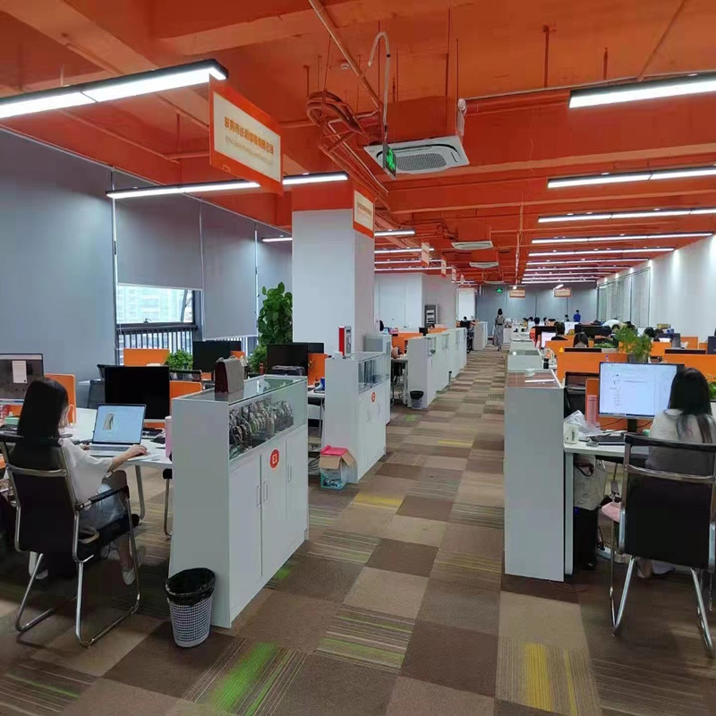 No escritório da empresa, a equipe está trabalhando duro