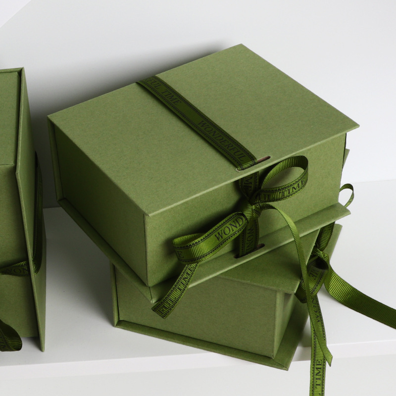 Caixa de presente personalizada em forma de livro com seda