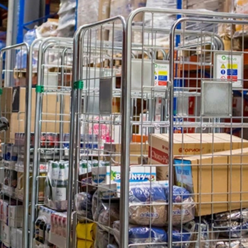 Quais benefícios osnovos equipamentos, como prateleiras de armazém e lojas de logística, trazem para as indústrias de produção modernas