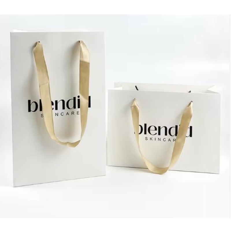 Bolsas de papel impressas de papel de papelão de papel de papel de papel branca com alça de fita para sacola de compras com seu próprio logotipo