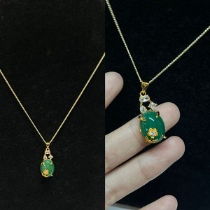Colar pingente oval de jade verde opulento com detalhes em zircão branco, ouro-Cenário banhado, mulheres elegantes\\jóias