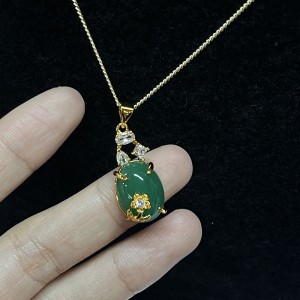 Colar pingente oval de jade verde opulento com detalhes em zircão branco, ouro-Cenário banhado, mulheres elegantes\\jóias