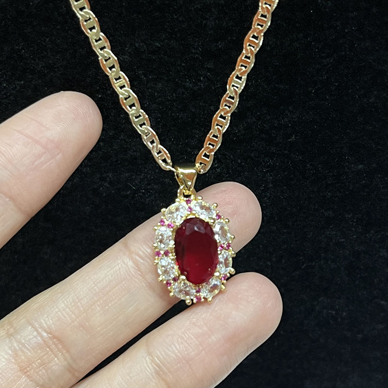 Colar Royal Ruby Halo com diamante & Acentos de safira rosa em uma corrente de ouro de 14k