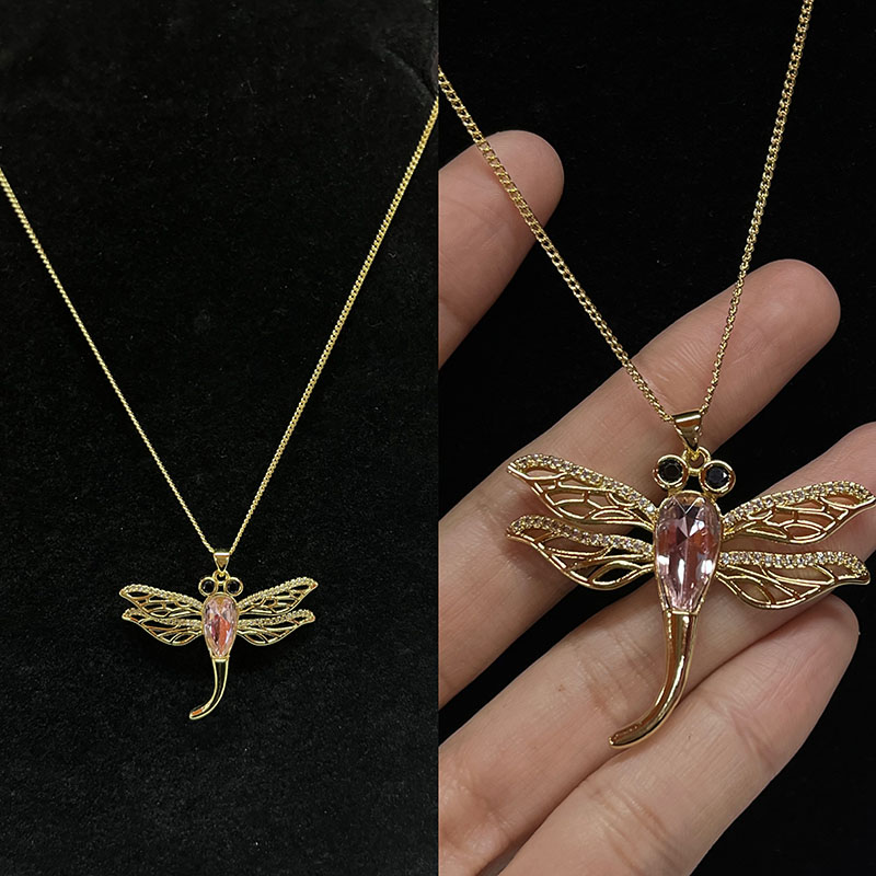 Colar de pingente de libélula elegante com cristal rosa e detalhes em strass, ouro-Banhado com asas intrincadas de filigrana