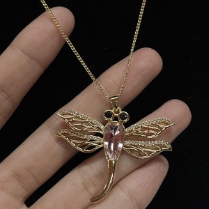 Colar de pingente de libélula elegante com cristal rosa e detalhes em strass, ouro-Banhado com asas intrincadas de filigrana
