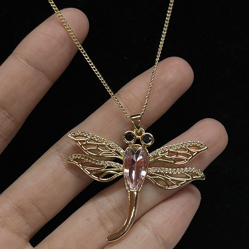 Colar de pingente de libélula elegante com cristal rosa e detalhes em strass, ouro-Banhado com asas intrincadas de filigrana