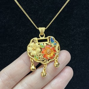 Ouro tradicional chinês-Colar de pingente de trava da longevidade com filigrana esmalte floral e sinos de sorte pendurados para proteção e prosperidade