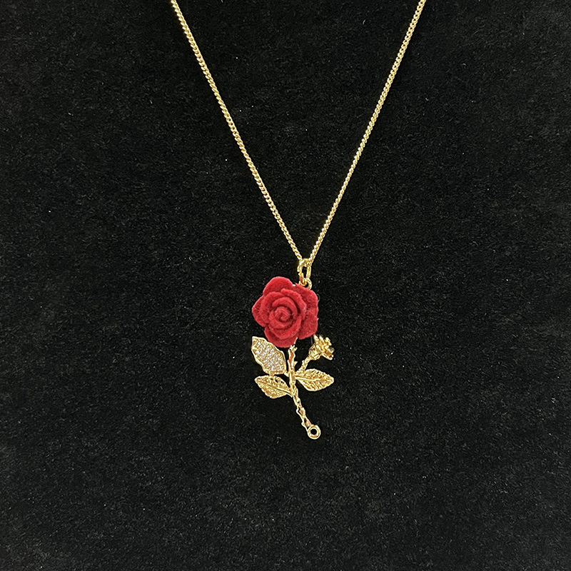 Ouro romântico-Colar de pingente de rosa de veludo vermelho banhado com strass-Folhas embelezadas e design floral elegante para amor e beleza