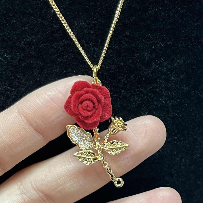 Ouro romântico-Colar de pingente de rosa de veludo vermelho banhado com strass-Folhas embelezadas e design floral elegante para amor e beleza