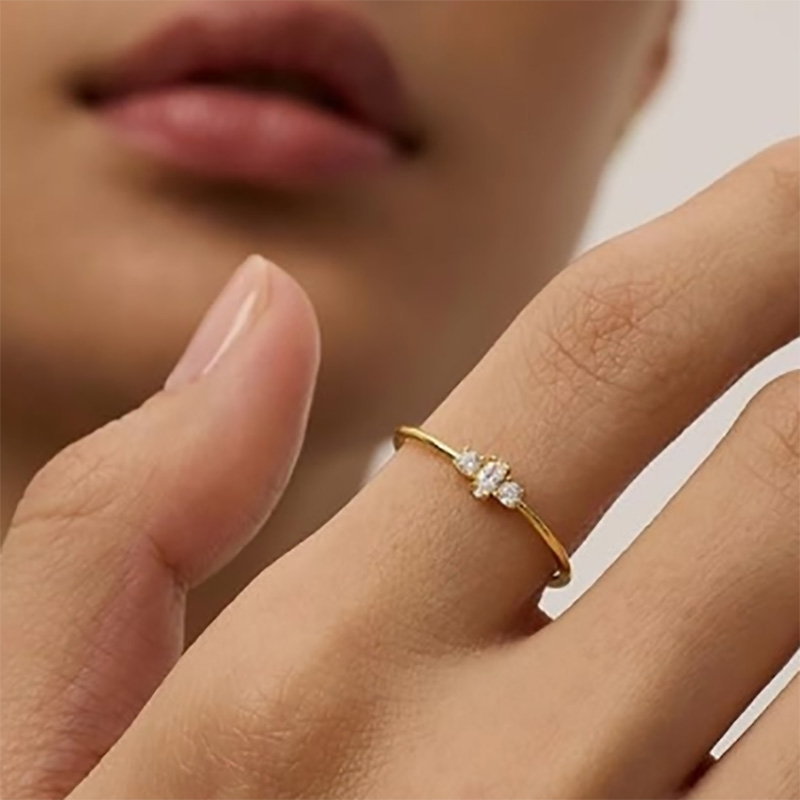 O ouro elegante de 18k-Anel de prata esterlina de 925 com marquise e redonda-Pedras cúbicas de zircônia cúbica - banda de engajamento minimalista de empilhamento