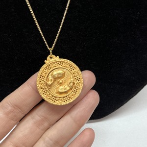 Gold 24k-Lucky Three fez três-Pingente de riqueza de sapos pernas com filigrana intrincada e caráter FU para prosperidade e fortuna