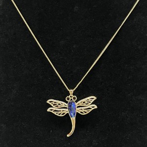 Ouro 18k-Colar de pingente de libélula com corpo de cristal de faceta azul, olhos pretos de pedra preciosa e detalhamento da asa de filigrana para anatureza elegante-Jóias inspiradas