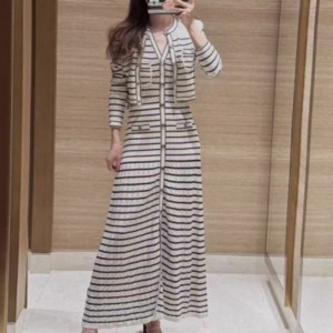 V-Vestido listrado de malha longa sem mangas do pescoço
