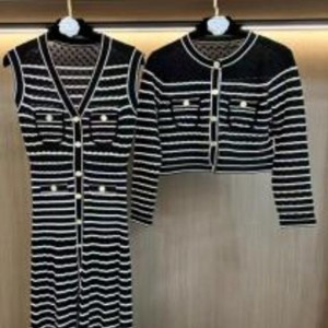 V-Vestido listrado de malha longa sem mangas do pescoço